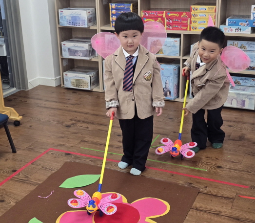 즐거운 미술시간 나비로 변신하여 꽃길을 걸어보아요^^